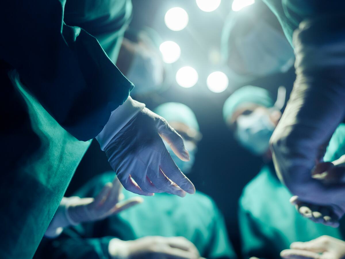 Paciente sufre paro cardiorrespiratorio durante procedimiento estético en clínica de Providencia
