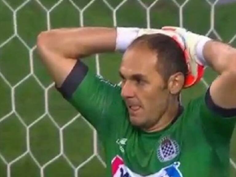 Arquero del Boavista se matriculó con uno de los blooper más absurdos en Portugal