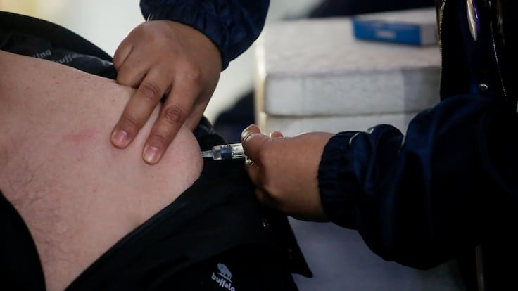 Alerta por baja vacunación: personas mayores de 60 años aún no alcanzan el 63% de cobertura contra la influenza