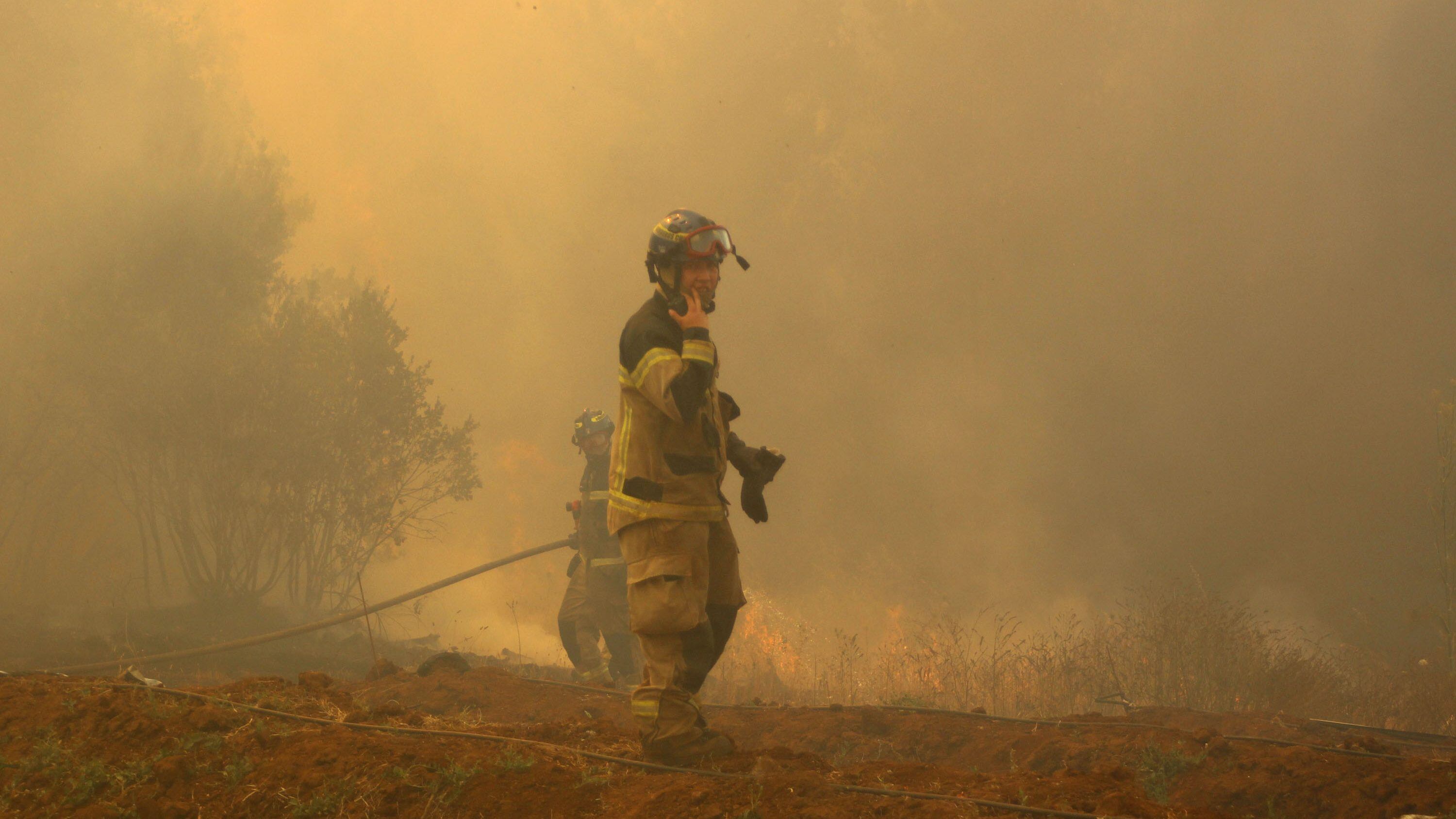 28 de Diciembre 2021/ CHILLAN.
Bomberos de Ñuble combaten foco de incendio que amenaza con destruir un huerto de Berries emplazado en el sector Perales de la comuna de Quillón, en el marco del siniestro que consume más de 2100 hectáreas en la Región de Ñuble.
FOTO: JOSÉ CAMPOS / AGENCIA UNO