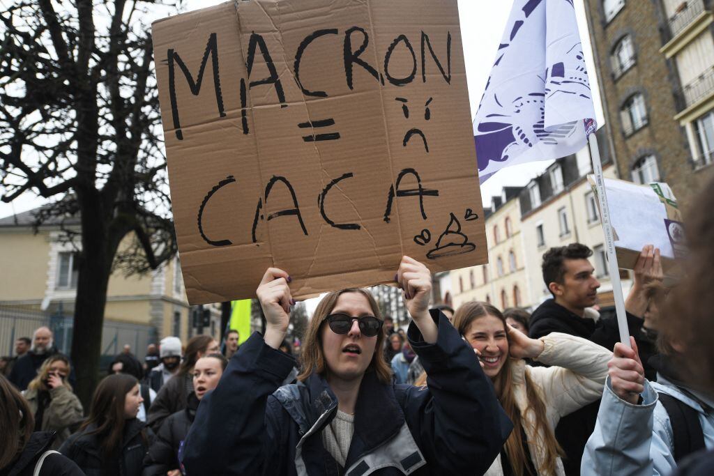 Manifestantes en Francia critican a Macron por la reforma de pensiones
