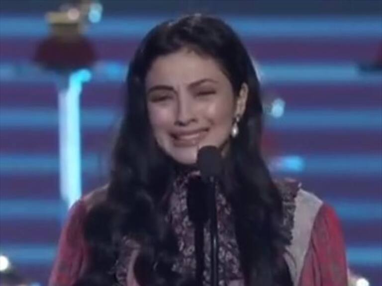 Mon Laferte recibe entre lágrimas su primer Grammy Latino
