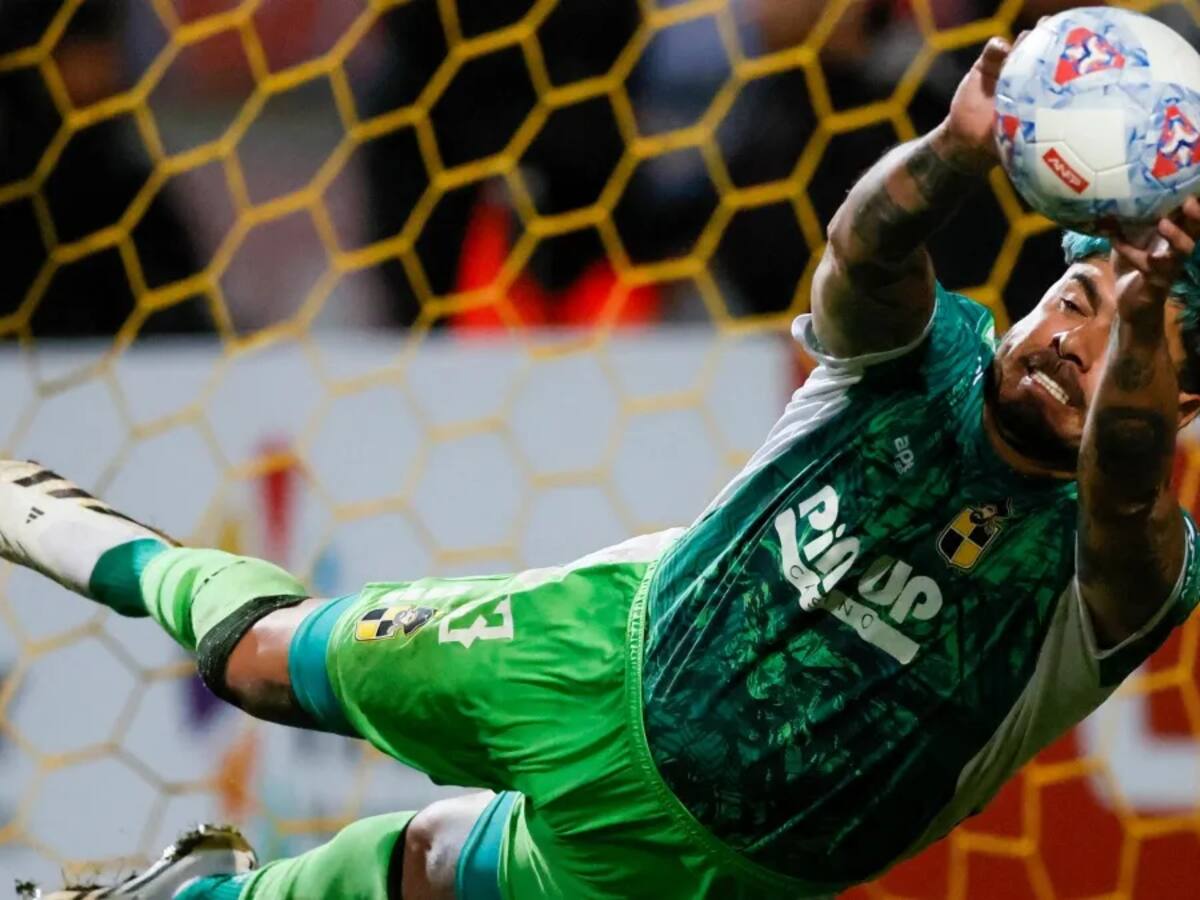 ¿Fueron legales las atajadas del “Mono” Sánchez? Esto dice el reglamento sobre jugar sin guantes