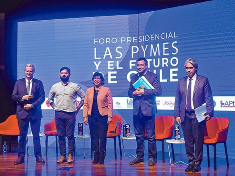 Seremi de Salud determinó que son 54 los contactos estrechos de Gabriel Boric, entre ellos cinco candidatos presidenciales