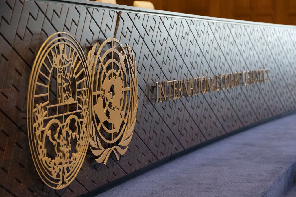 El logo de la Corte Internacional de Justicia (CIJ) en la sede del tribunal de la ONU en la ciudad de La Haya en Países Bajos.