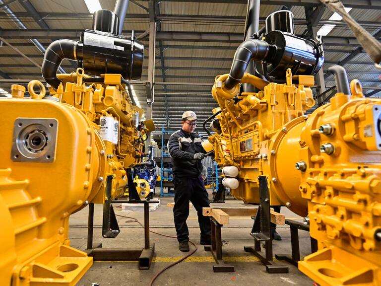 Un trabajador se desempeña en una línea de ensamble de una compañía de manufacturas en Qingzhou de China.