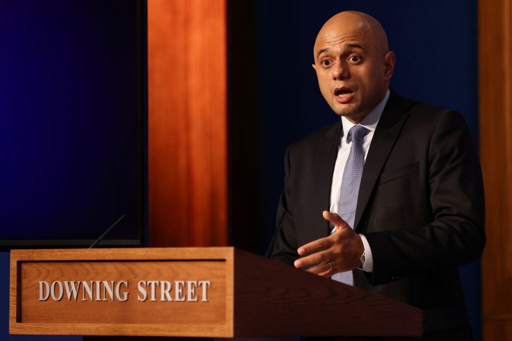 El ministro de salud británico Sajid Javid ante los medios en Londres