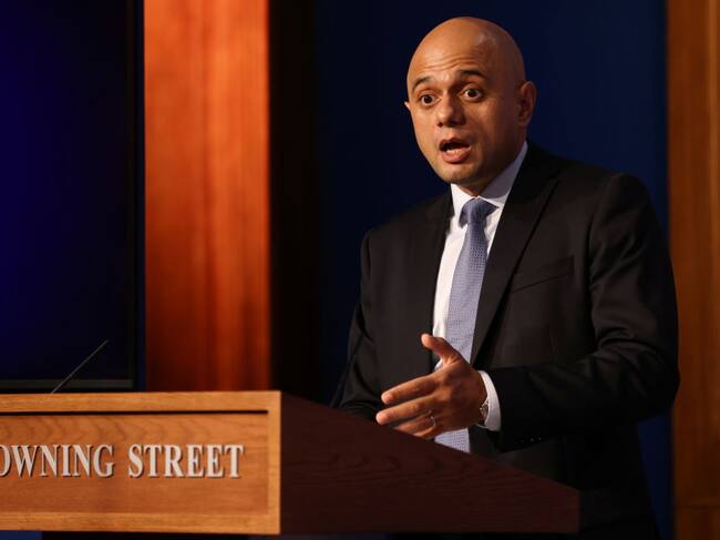 El ministro de salud británico Sajid Javid ante los medios en Londres