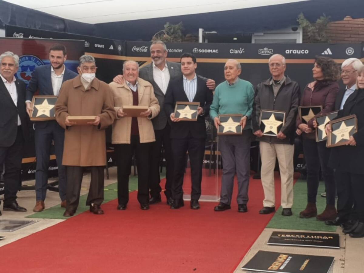 Mundialistas del 62 reciben homenaje con una estrella en el Paseo de la Fama del fútbol chileno