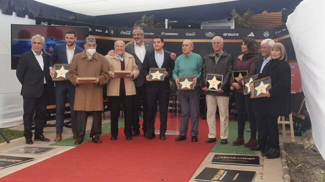 Mundialistas del 62 reciben homenaje con una estrella en el Paseo de la Fama del fútbol chileno