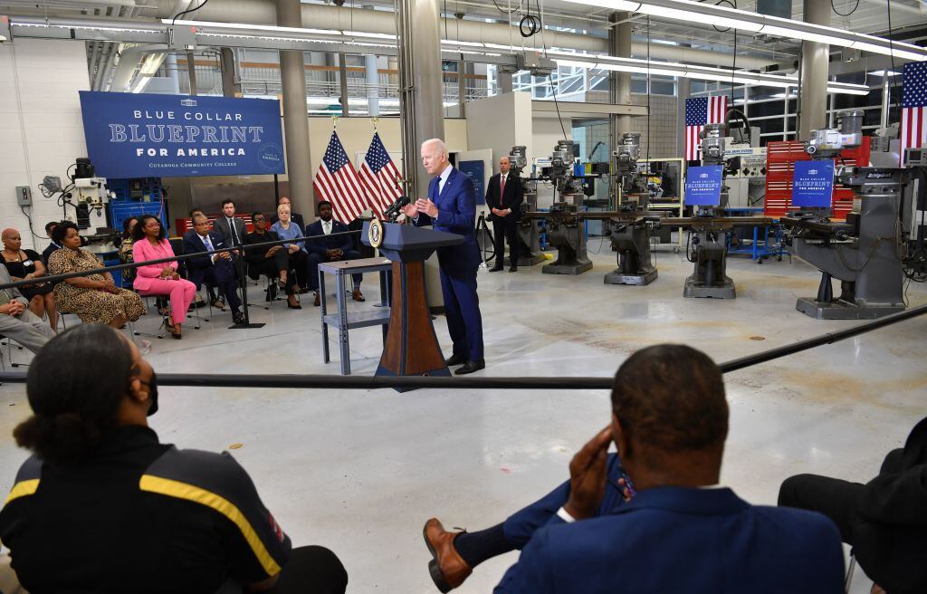 Biden dialoga sobre economía en un acto en un colegio comunitario