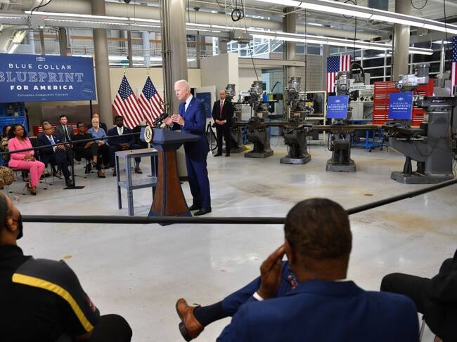 Biden dialoga sobre economía en un acto en un colegio comunitario