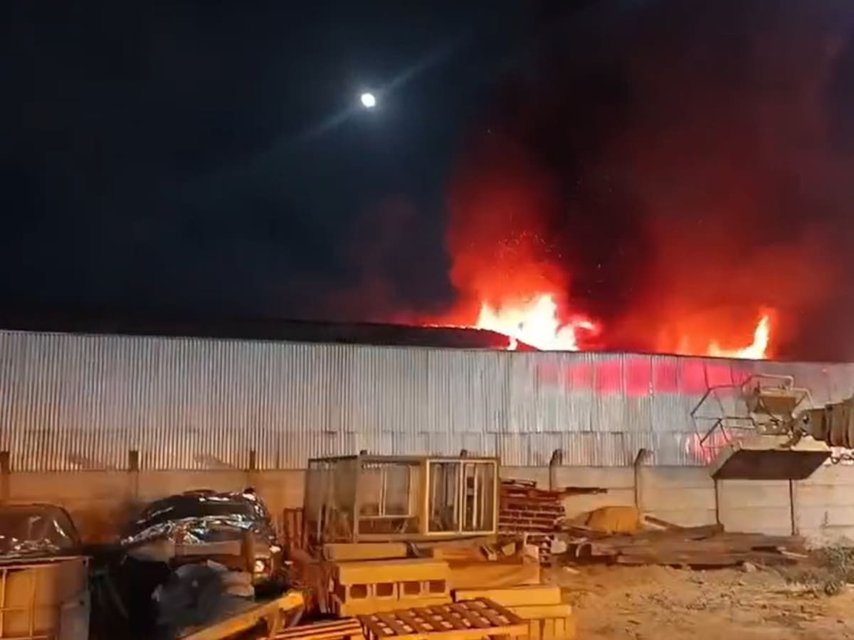 Alerta en la Región Metropolitana: incendio estructural con riesgo de propagación afecta a bodegas en Cerrillos