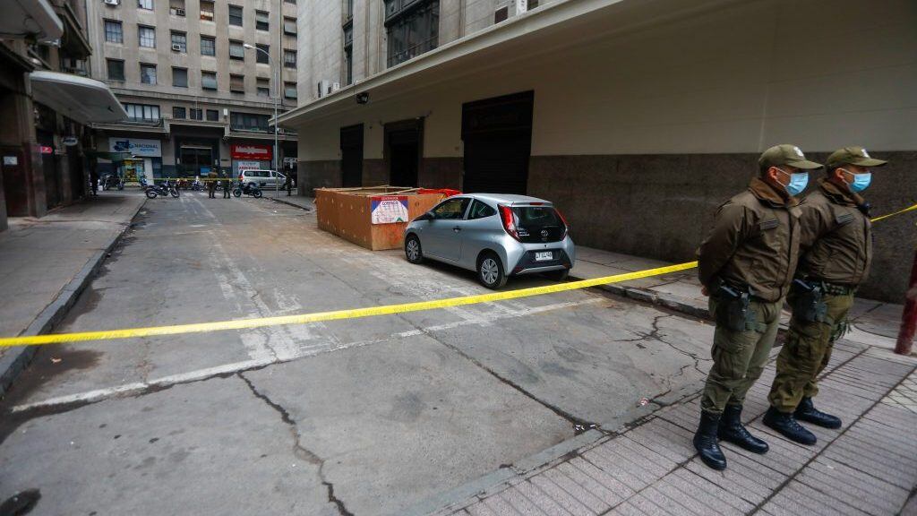 23 de Junio de 2021 / SANTIAGOPersonal de Carabineros realiza deligencia en calle moneda con agustina en  donde habría un cuerpo calcinado en un receptáculo de madera en  el cual al parecer lo habrían trasladado de otro sector. 
FOTO:CRISTOBAL ESCOBAR/AGENCIAUNO