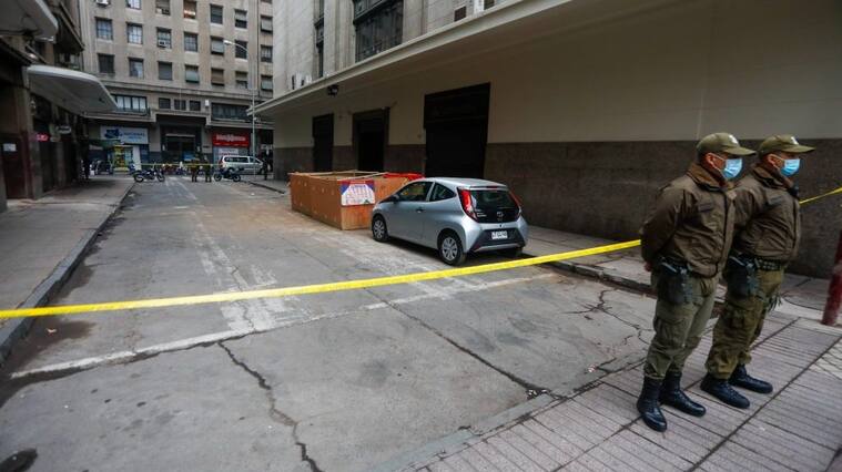 23 de Junio de 2021 / SANTIAGOPersonal de Carabineros realiza deligencia en calle moneda con agustina en donde habría un cuerpo calcinado en un receptáculo de madera en el cual al parecer lo habrían trasladado de otro sector.
FOTO:CRISTOBAL ESCOBAR/AGENCIAUNO