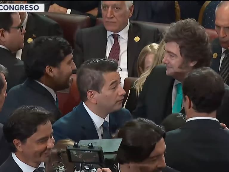 “Mostrando la ordinariez que le caracteriza”: Cuestionan acción de diputado durante el cambio de mando presidencial