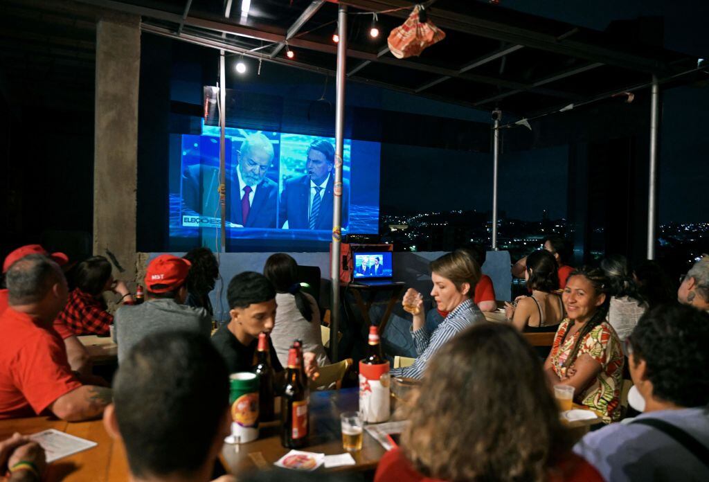 El debate presidencial se transmite en un bar de la ciudad de Río de Janeiro