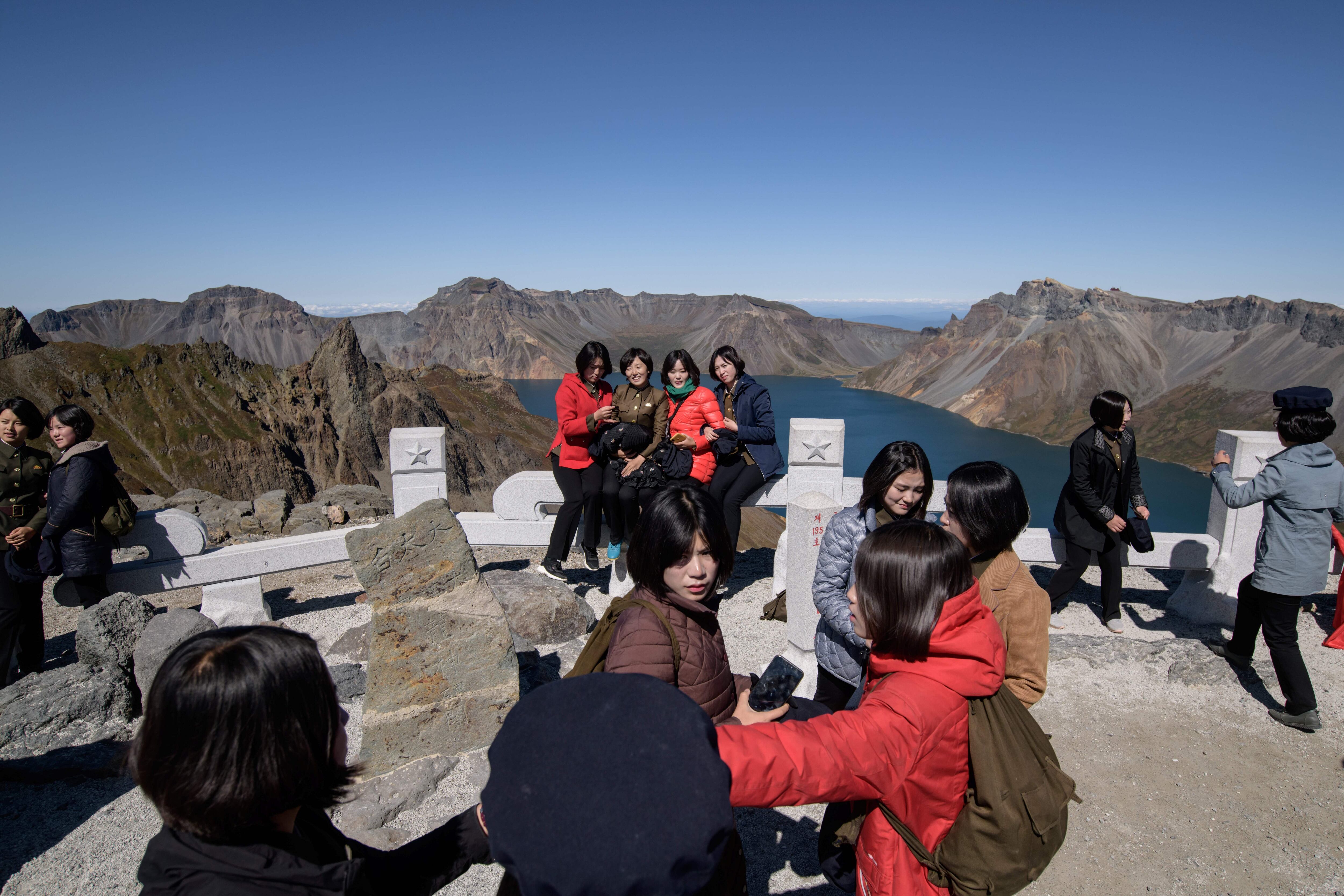 Un grupo de turistas y estudiantes visitan el Monte Paektu, cerca de la ciudad de Samjiyon en Corea del Norte.