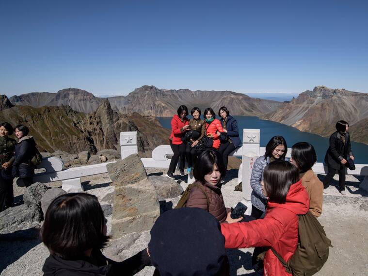 Un grupo de turistas y estudiantes visitan el Monte Paektu, cerca de la ciudad de Samjiyon en Corea del Norte.
