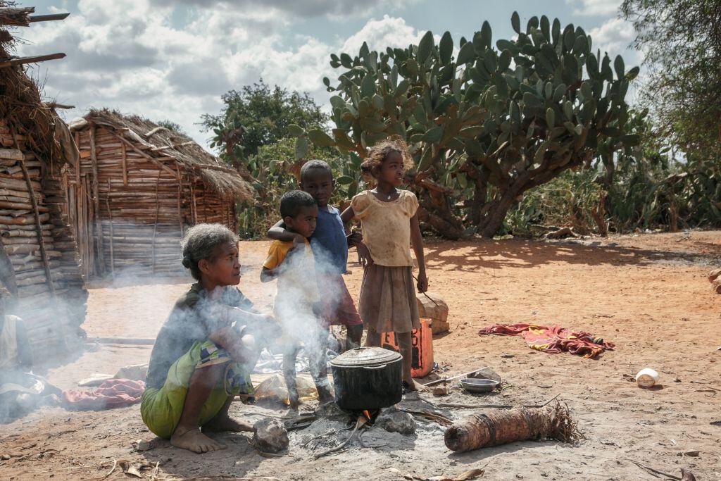 Familia prepara un caldo con hojas de cactus en una aldea de Madagascar