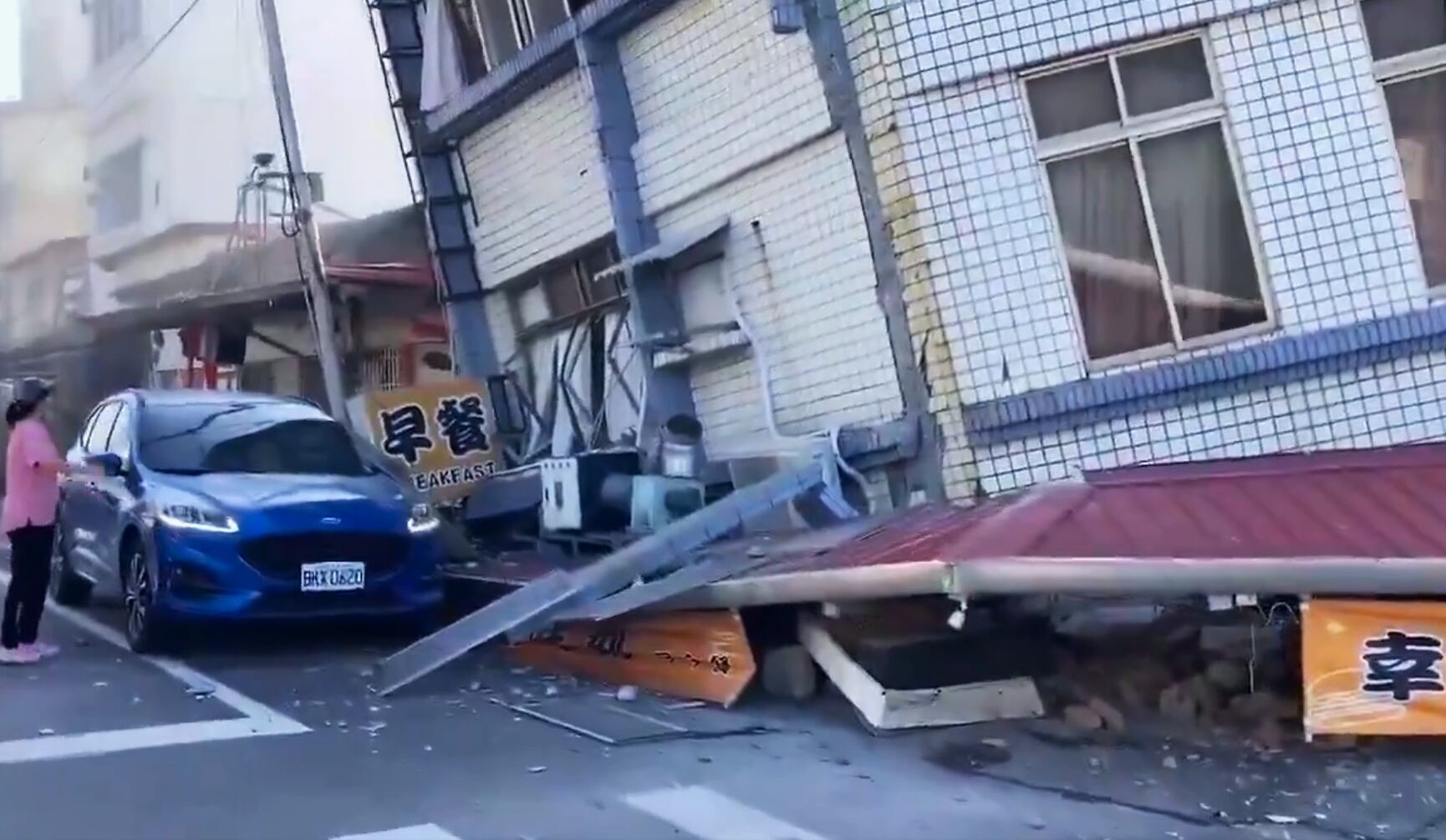 Un edificio colapsado sobre la vía en una calle de Taiwán.
