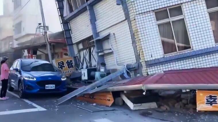 Un edificio colapsado sobre la vía en una calle de Taiwán.