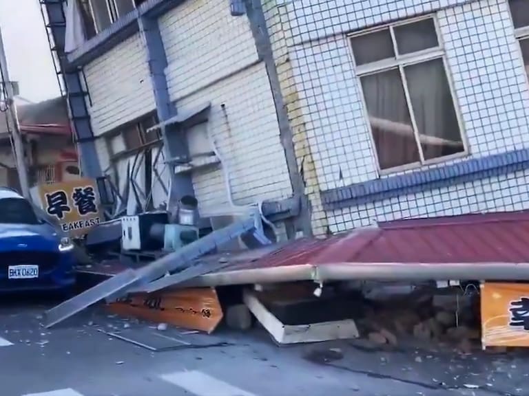 Un edificio colapsado sobre la vía en una calle de Taiwán.