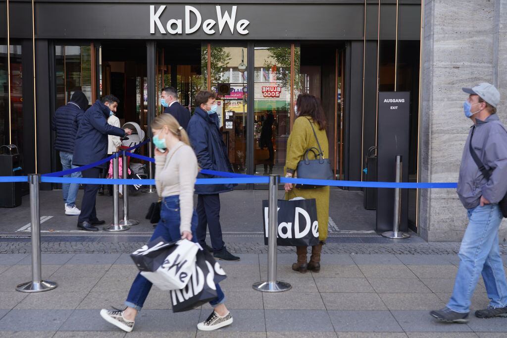 Las personas utilizan mascarillas para ingresar a una tienda en Berlín