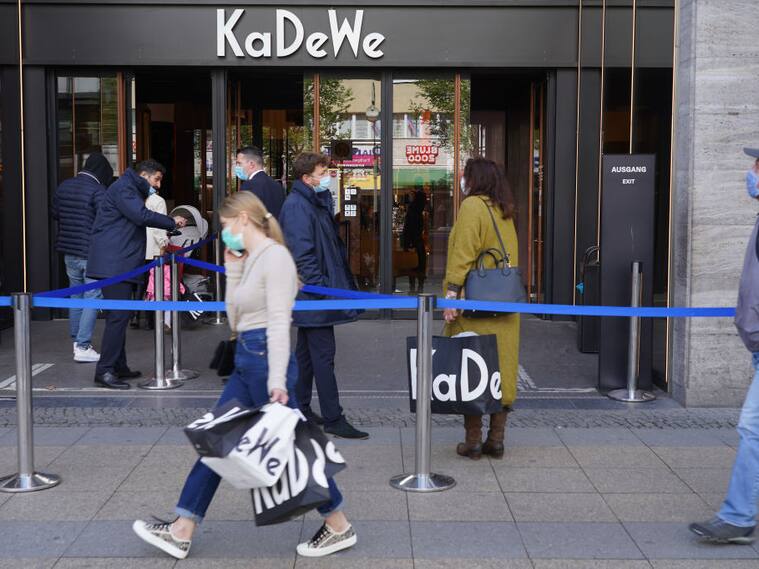 Las personas utilizan mascarillas para ingresar a una tienda en Berlín