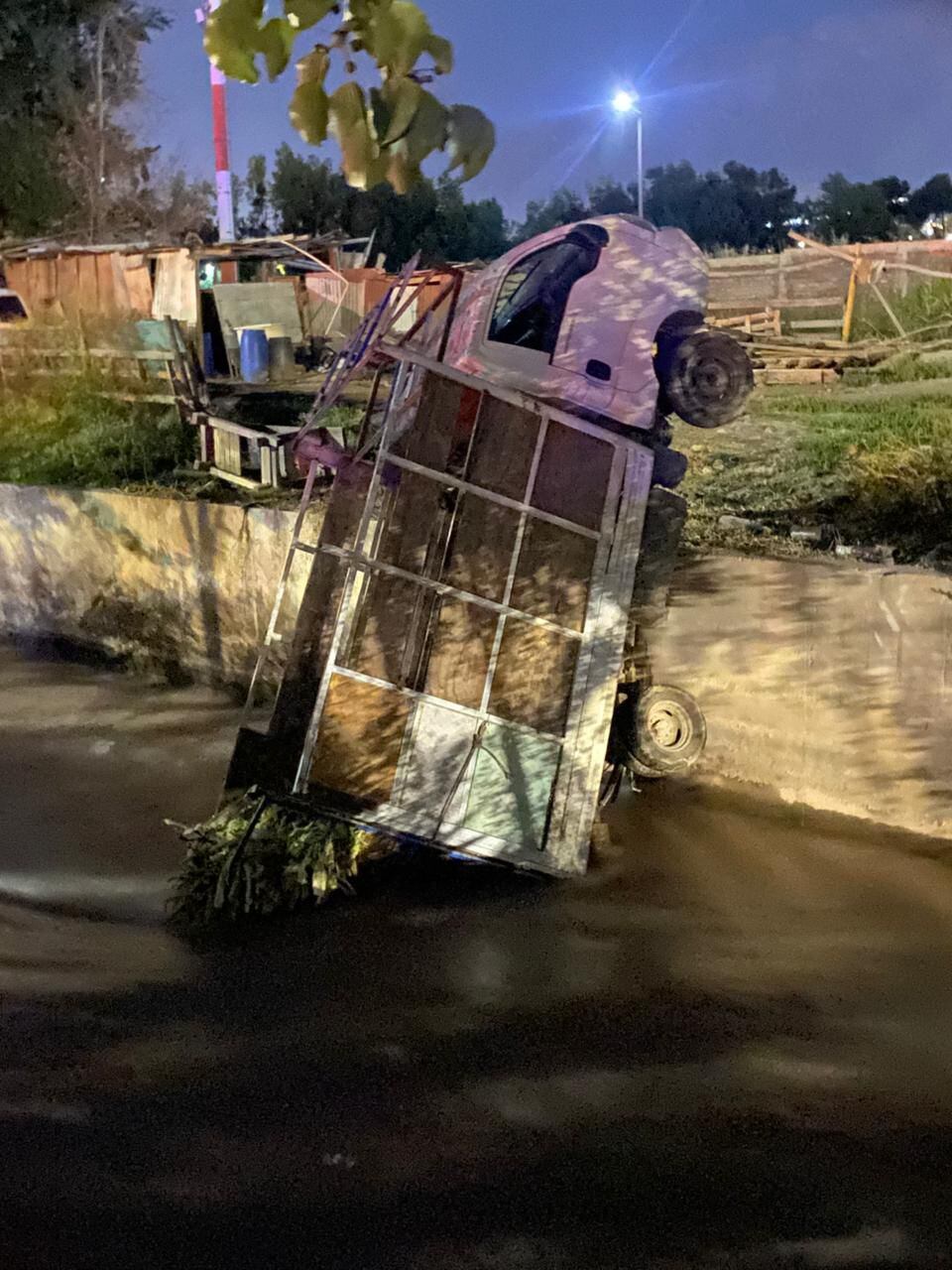 Camión cae al Canal San Carlos en La Florida