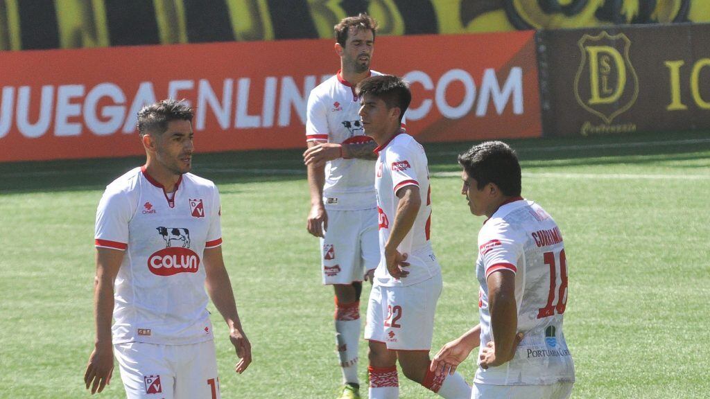 19 DE DICIEMBRE DE 2020/QUILLOTAJugadores de Deportes Valdivia en lamento, durante el partido valido por el Campeonato Nacional de Primera B 2020, entre San Luis y Deportes Valdivia, disputado en el Estadio Lucio Fariña.
FOTO: SANTIAGO MORALES/AGENCIAUNO