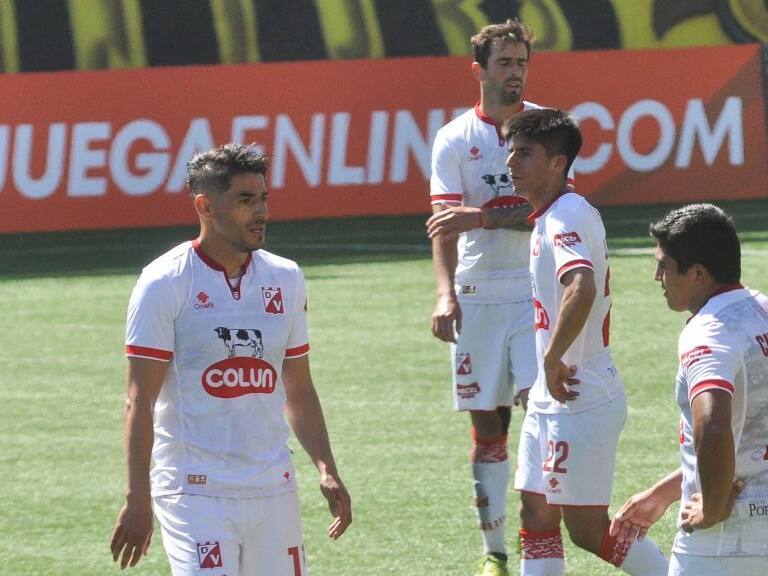 19 DE DICIEMBRE DE 2020/QUILLOTAJugadores de Deportes Valdivia en lamento, durante el partido valido por el Campeonato Nacional de Primera B 2020, entre San Luis y Deportes Valdivia, disputado en el Estadio Lucio Fariña.
FOTO: SANTIAGO MORALES/AGENCIAUNO