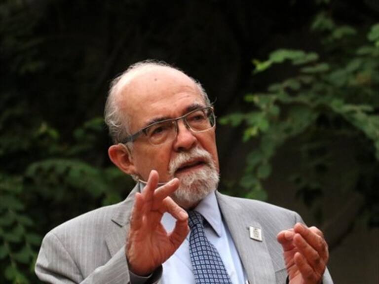 Amante del vino, el whisky, los paseos por la playa y las plumas: El lado B del Profesor José Maza