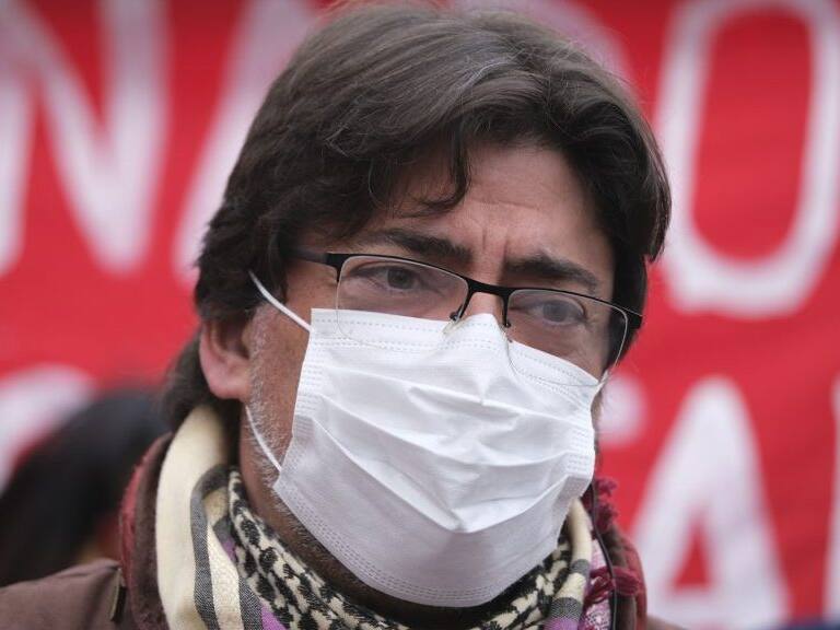 19 De Junio del 2021/SantiagoEl candidato a presidente por el Partido Comunista y actual alcalde de la comuna de Recoleta, Daniel Jadue, se reune con vecinos de la comuna de Maipu y realiza un puerta a puerta para conversar con ellos.
FOTO: DANIEL ARAYA MARTIN/AGENCIAUNO