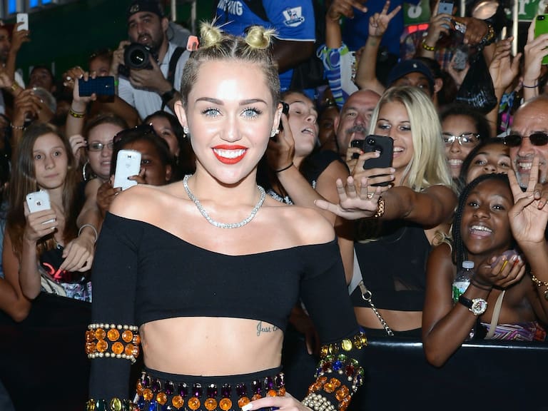 Video de Miley Cyrus cantando una canción de Arctic Monkeys se hizo viral en TikTok