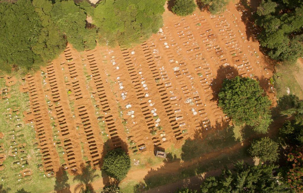 Una vista aérea de un cementerio para víctimas del Covid-19 en Sao Paulo