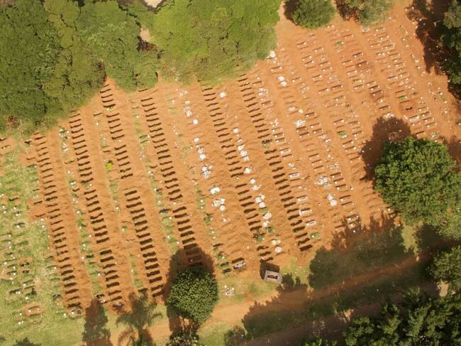 Una vista aérea de un cementerio para víctimas del Covid-19 en Sao Paulo