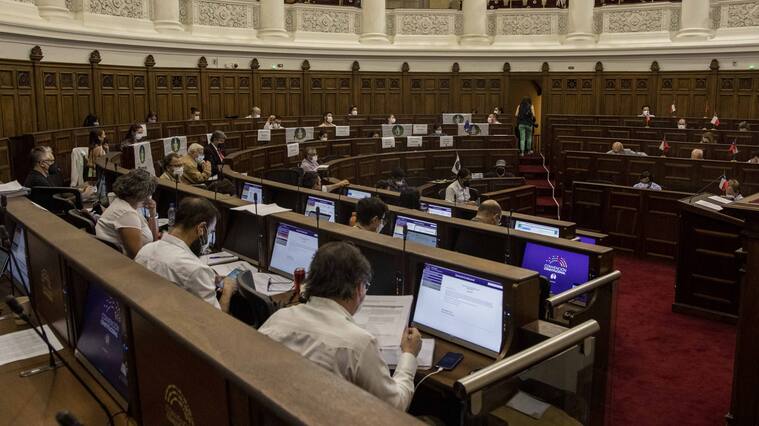 17 de Febrero 2022 / SANTIAGOEl pleno de la Convención constitucional en su tercer día de deliberación y votación de los artículos elaborados por la Comisión Sistemas de Justicia.
FOTO: LUIS FELIPE ARAYA / AGENCIAUNO