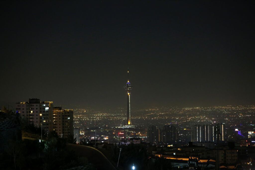 Imagen de la noche en la ciudad de Teherán, luego de que Israel lanzara un ataque aéreo en contra de posiciones militares de Irán