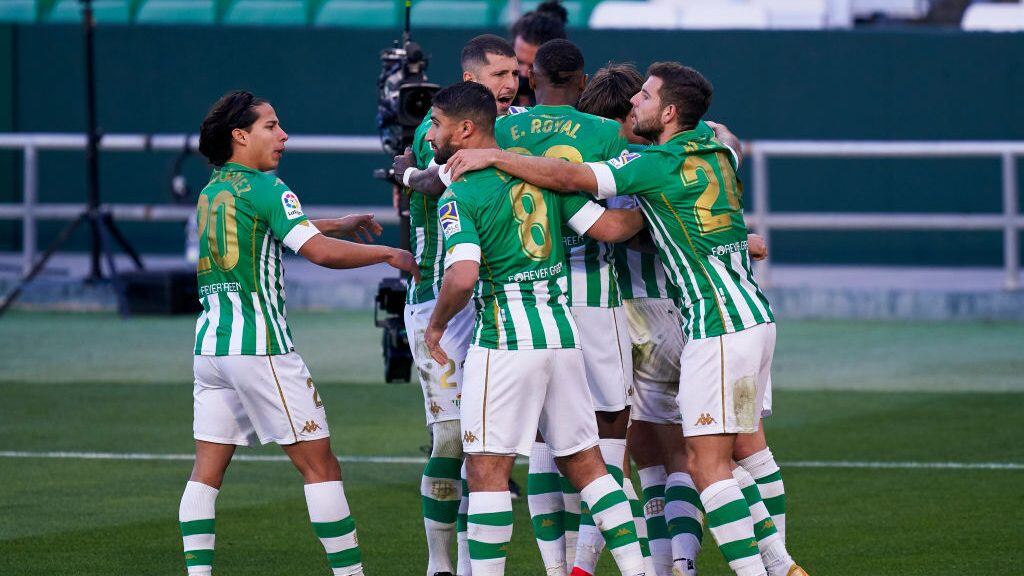 SEVILLE, SPAIN - JANUARY 02: Sergio Canales of Real Betis celebrates after scoring his team's first goal during the La Liga Santander match between Real Betis and Sevilla FC at Estadio Benito Villamarin on January 02, 2021 in Seville, Spain. (Photo by Mateo Villalba/Quality Sport Images/Getty Images)