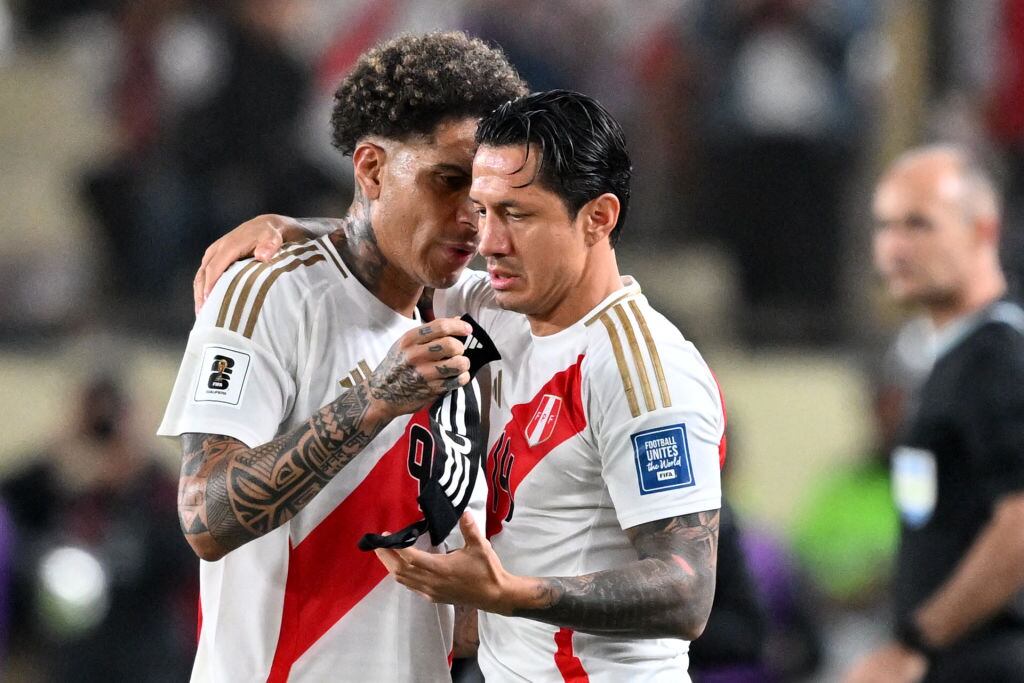 Peru's forward #09 Paolo Guerrero leaves the pitch as Peru's forward #14 Gianluca Lapadula enters during the 2026 FIFA World Cup South American qualifiers football match between Peru and Chile at the National stadium in Lima on November 15, 2024. (Photo by CRIS BOURONCLE / AFP) (Photo by CRIS BOURONCLE/AFP via Getty Images)