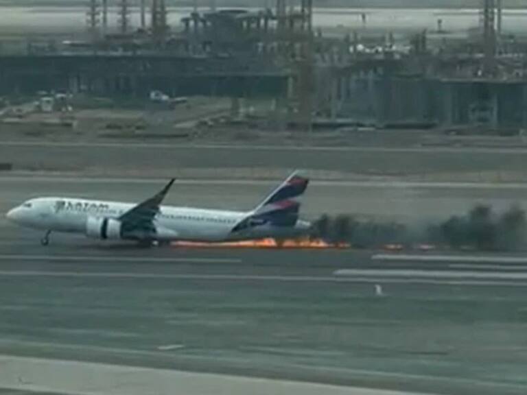 Avión de Latam colisiona contra un vehículo en el aeropuerto Jorge Chávez de Perú: confirman dos bomberos muertos