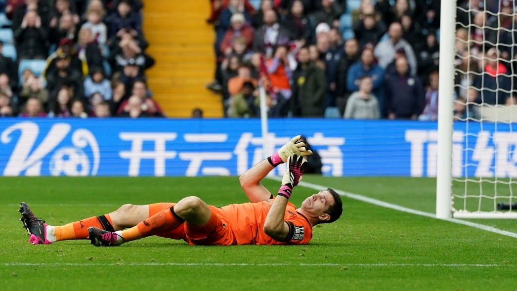 Terrible jornada del Dibu Martínez en Inglaterra: cometió un autogol y abandonó su arco en la goleada del Arsenal