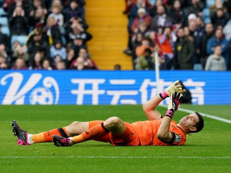 Terrible jornada del Dibu Martínez en Inglaterra: cometió un autogol y abandonó su arco en la goleada del Arsenal