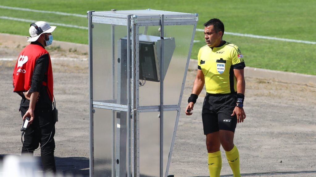 08 DE NOVIEMBRE DE 2020/SANTIAGOEl arbitro Julio Bascuan revisa el VAR para un posible penal, durante el partido valido por decimosexta fecha del Campeonato Nacional AFP PlanVital 2020, entre Palestino y Universidad Catlica, disputado en el Estadio Municipal de La Cisterna.
FOTO: SEBASTIAN ORIA/AGENCIAUNO