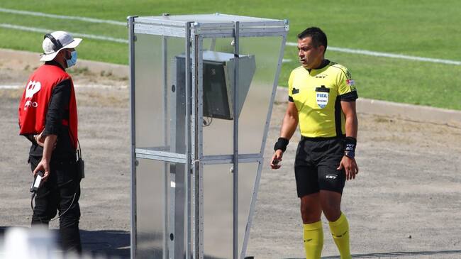 08 DE NOVIEMBRE DE 2020/SANTIAGOEl arbitro Julio Bascuan revisa el VAR para un posible penal, durante el partido valido por decimosexta fecha del Campeonato Nacional AFP PlanVital 2020, entre Palestino y Universidad Catlica, disputado en el Estadio Municipal de La Cisterna.
FOTO: SEBASTIAN ORIA/AGENCIAUNO