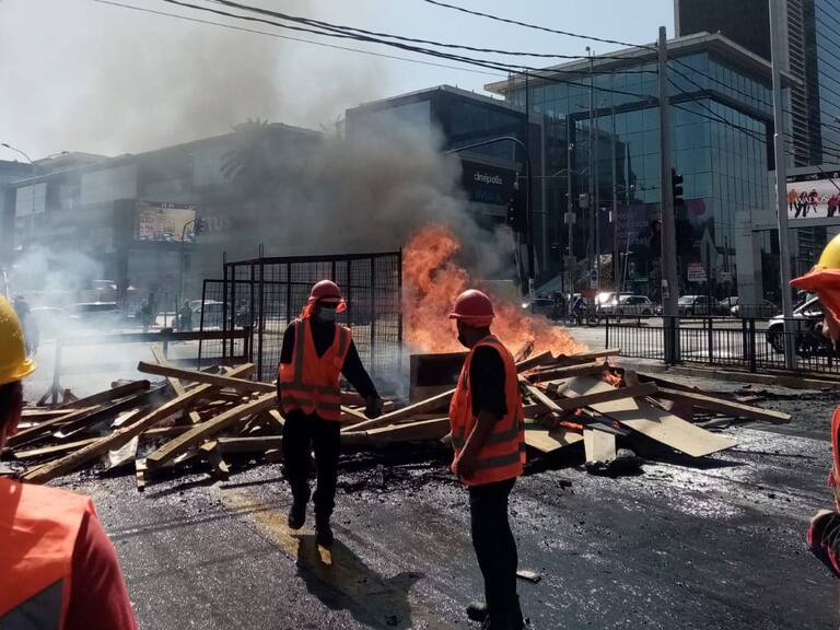 Trabajadores de la construcción se manifiestan por segundo día por cese de obra en Ñuñoa