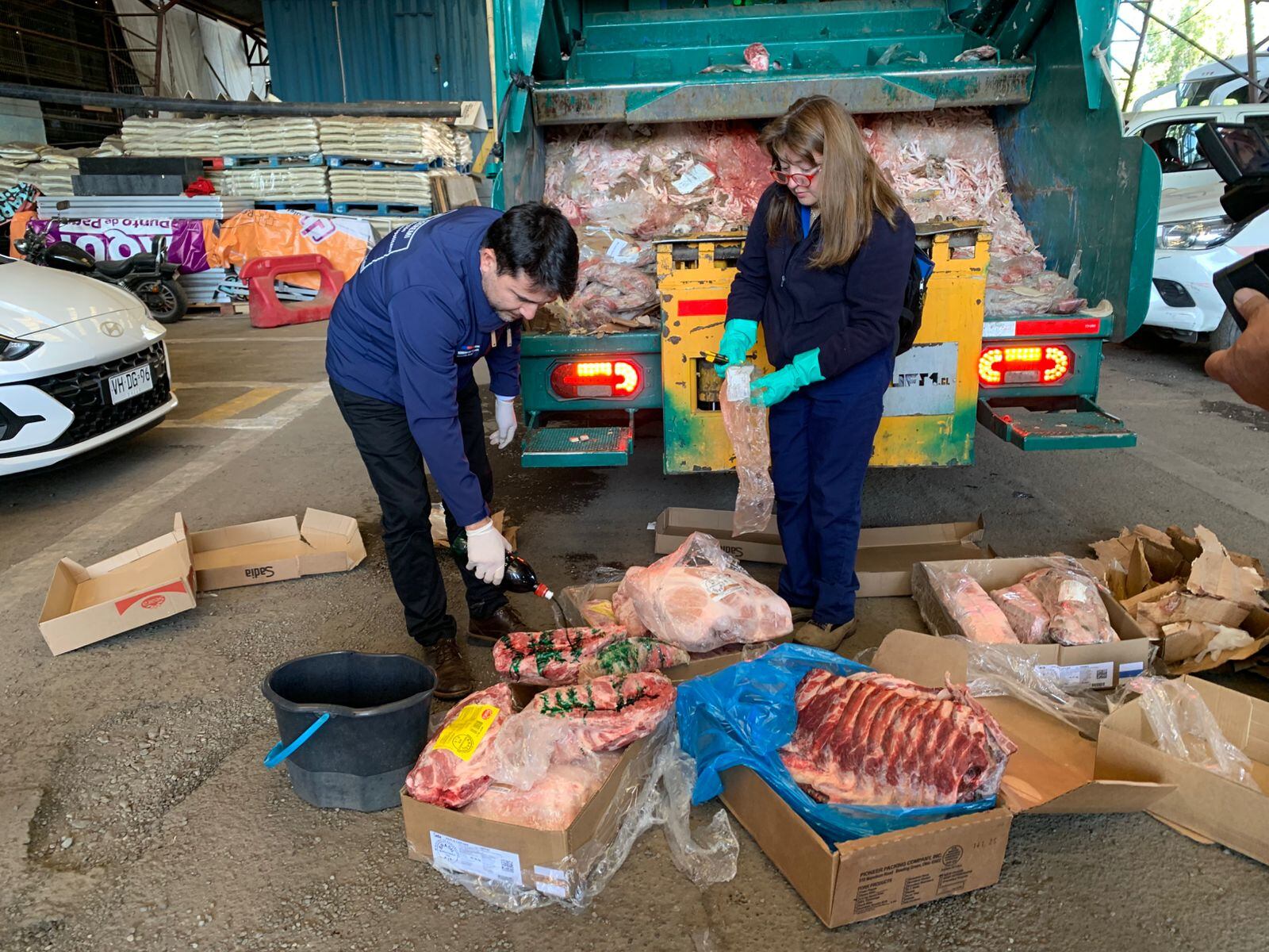 Decomisan 15 toneladas de carne vencida en local clandestino de Recoleta