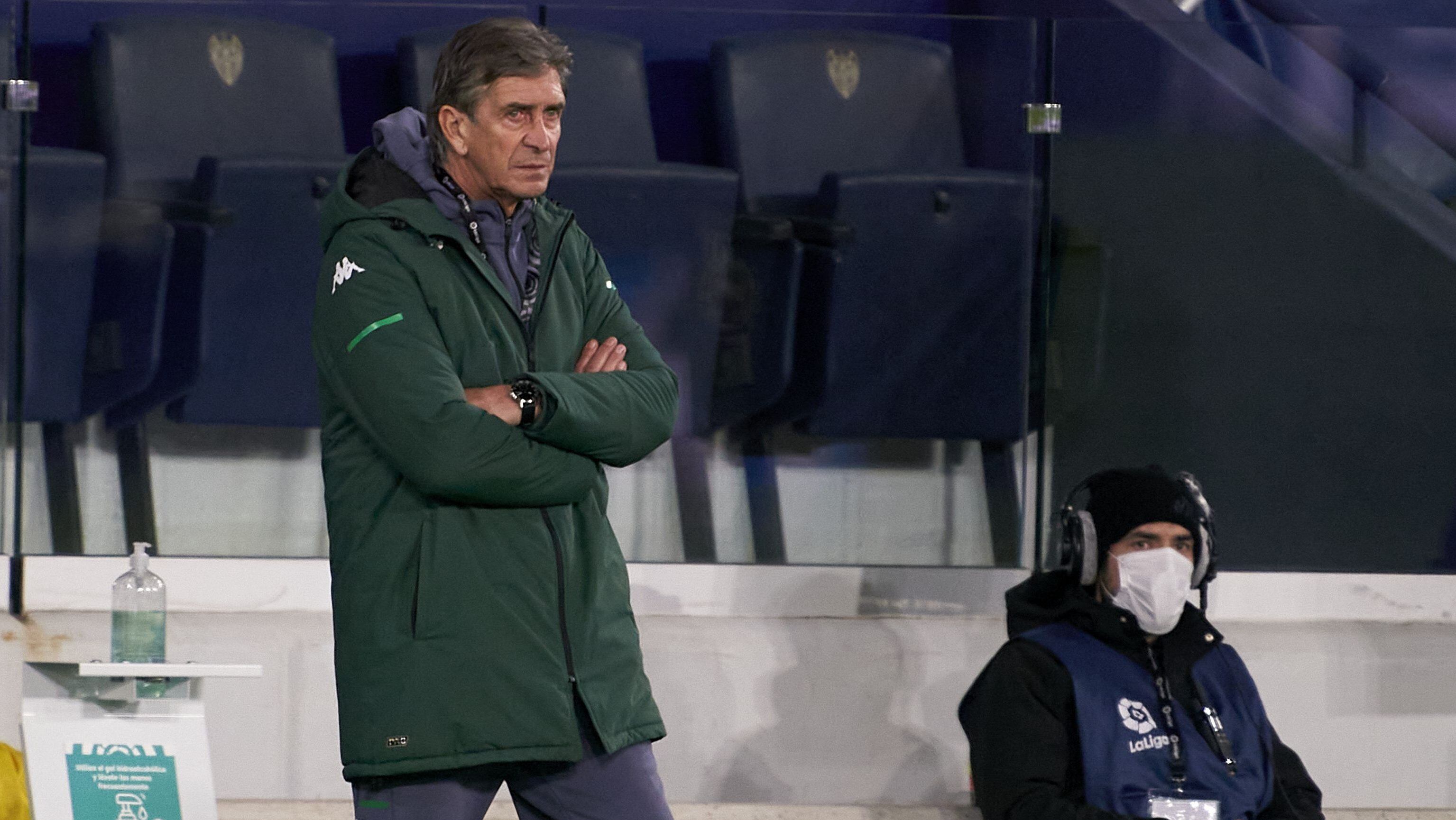 VALENCIA, SPAIN - DECEMBER 29: Manuel Pellegrini, Manager of Real Betis looks on during the La Liga Santander match between Levante UD and Real Betis at Ciutat de Valencia Stadium on December 29, 2020 in Valencia, Spain. Sporting stadiums around Spain remain under strict restrictions due to the Coronavirus Pandemic as Government social distancing laws prohibit fans inside venues resulting in games being played behind closed doors. (Photo by Quality Sport Images/Getty Images)