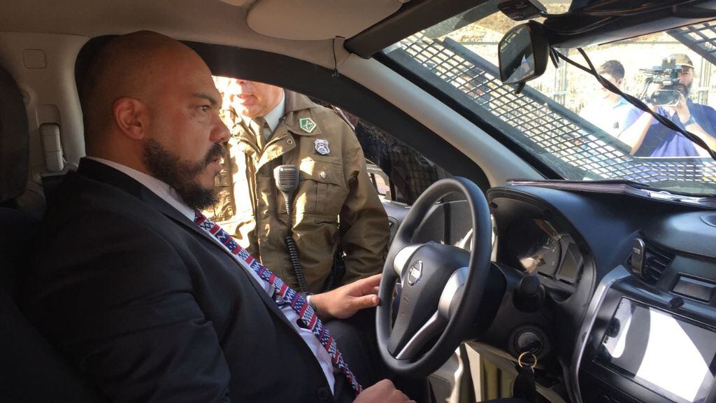 Subsecretario Vergara inspecciona un automóvil policial. / ADN.cl